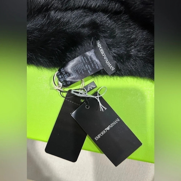 🖤Armani NWT Rabbit Fur Collar Scarf - Picture 6 of 9